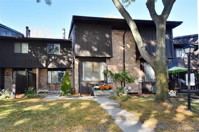 front view picture of 37383 Golfview Drive, Sterling Heights, MI. 48312