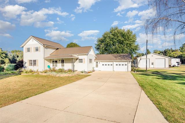 front view picture of 610 N Union Street, Saint Louis, MI. 48880