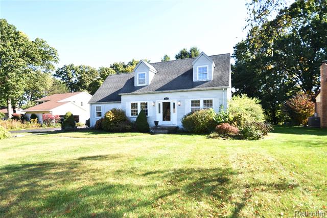 front view picture of 1337 Osborn Lake Drive, Brighton, MI. 48114