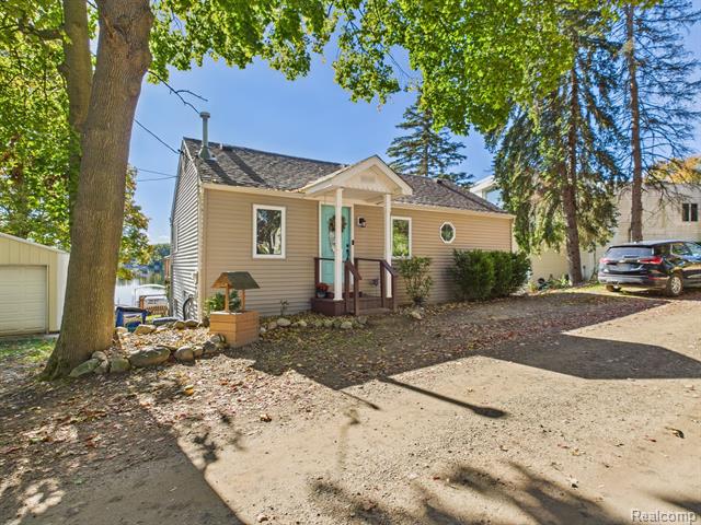 front view picture of 408 Peninsula Drive, Columbiaville, MI. 48421