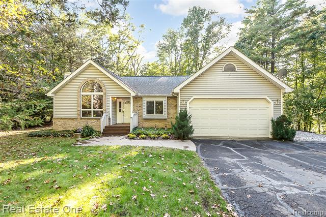 front view picture of 11390 Ridge Road, South Lyon, MI. 48178