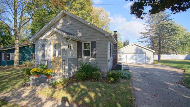 front view picture of 916 Chippewa Street, Buchanan, MI. 49107