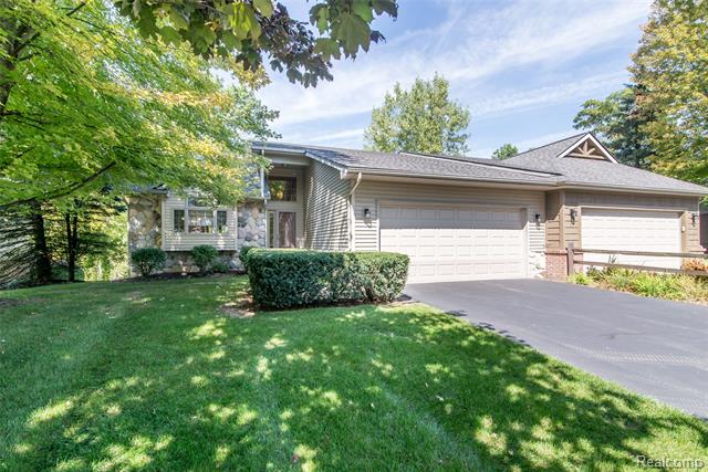 front view picture of 840 Heatheridge Court, Brighton, MI. 48116