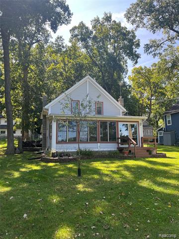 front view picture of 2220 Lakeview Drive, Brooklyn, MI. 49230