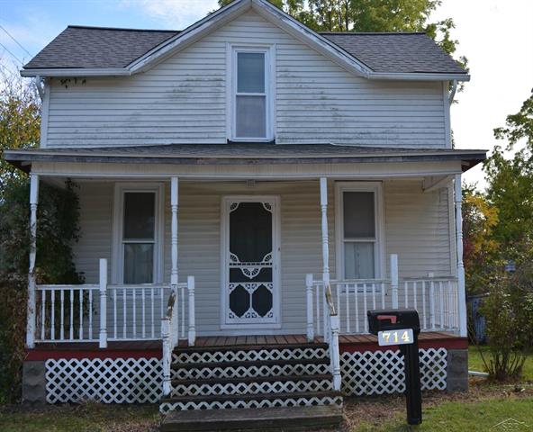 front view picture of 714 Nebobish Avenue, Bay City, MI. 48708