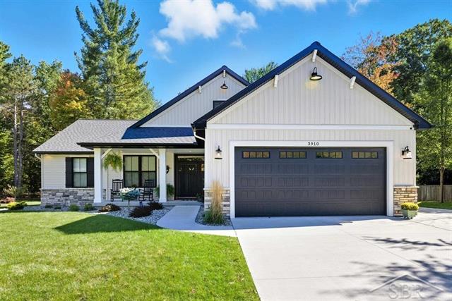 front view picture of 3910 Plumtree Lane, Midland, MI. 48642
