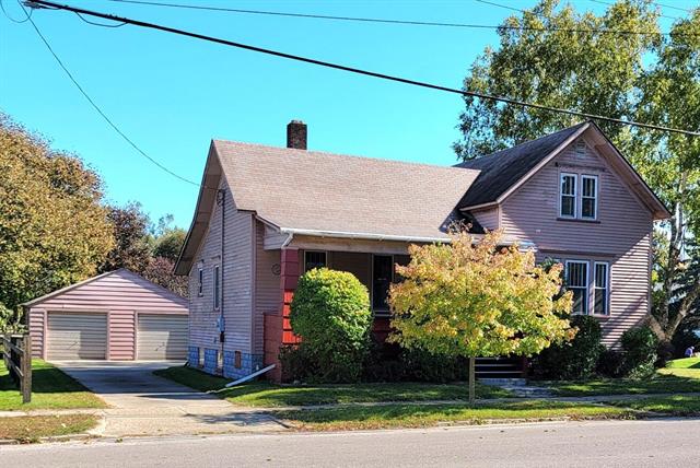 front view picture of 807 Davis Street, Manistee, MI. 49660