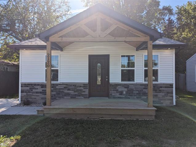 front view picture of 2120 Parkwood Avenue, Burton, MI. 48529