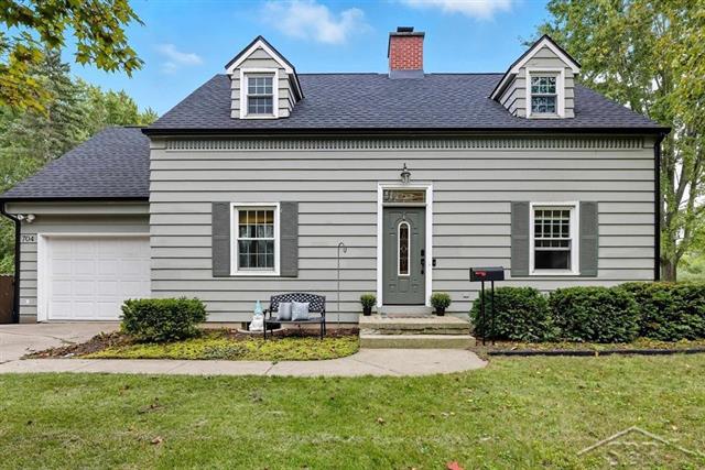 front view picture of 704 E Meadowbrook Drive, Midland, MI. 48642