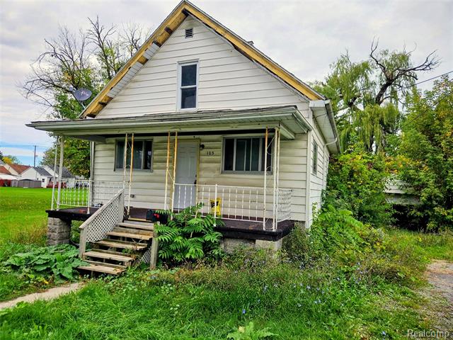 front view picture of 103 Nebobish Avenue, Bay City, MI. 48708