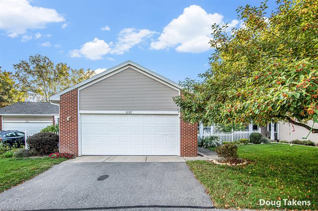 front view picture of 681 Strawberry Valley Avenue Nw, Comstock Park, MI. 49321