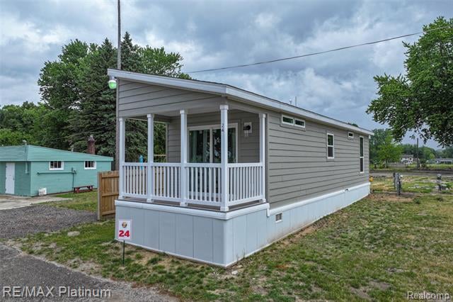 front view picture of 24 Sunset Lane, Fenton, MI. 48430