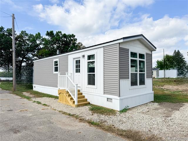 front view picture of 44 Retreat Way, Fenton, MI. 48430