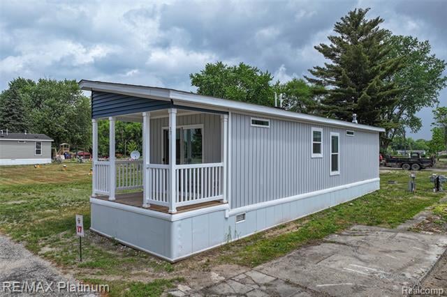 front view picture of 17 Sunset Lane, Fenton, MI. 48430