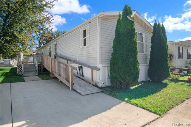 front view picture of 23467 Manor Road North, New Boston, MI. 48164