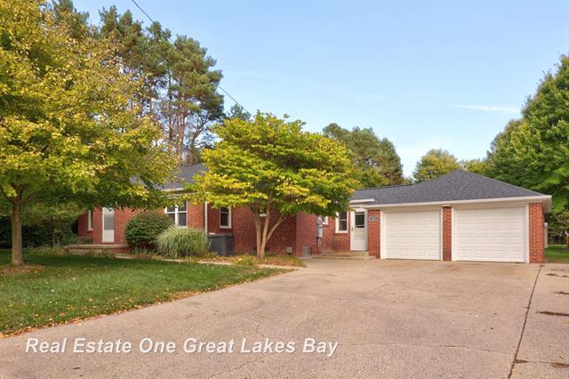 front view picture of 1025 S Thomas Road, Saginaw, MI. 48609