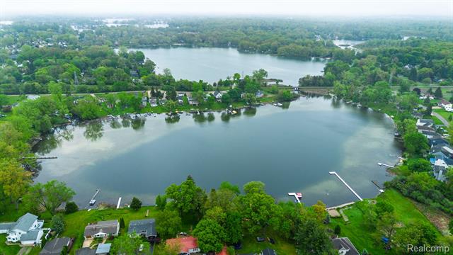 front view picture of 656 Lawson Dr, Lake Orion, MI. 48362