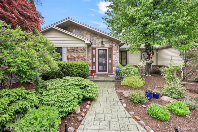 front view picture of 1162 Heights Rd, Lake Orion, MI. 48362