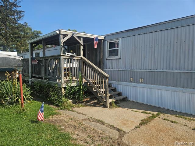 front view picture of 2482 Friend Ct, Flint, MI. 48507