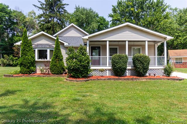 front view picture of 167 Glanworth Ave, Lake Orion, MI. 48362