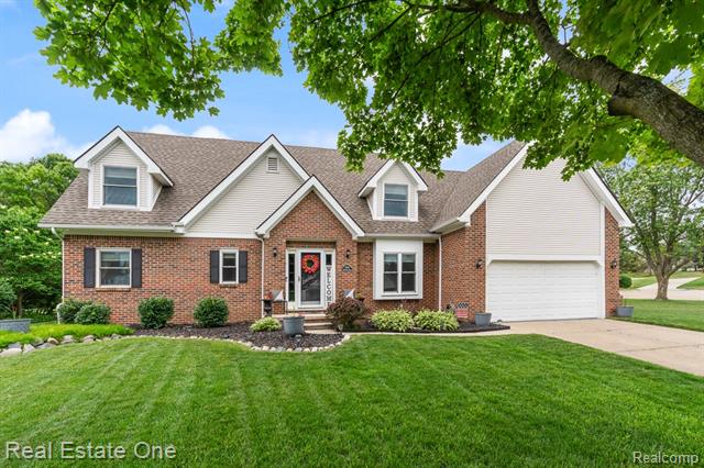 front view picture of 1043 Ridgeview Cir, Lake Orion, MI. 48362