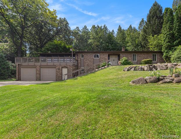 front view picture of 5311 Whipple Lake Rd, Clarkston, MI. 48348