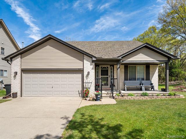 front view picture of 437 Converse Ct, Lake Orion, MI. 48362