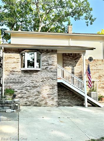 front view picture of 423 Shady Oaks St, Lake Orion, MI. 48362
