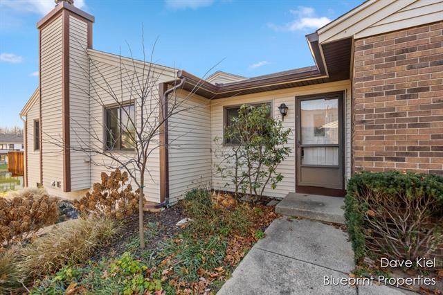 front view picture of 924 Amberwood West Drive Sw, Byron Center, MI. 49315