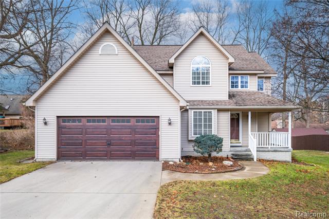 front view picture of 410 Bent Oak Street, Fenton, MI. 48430