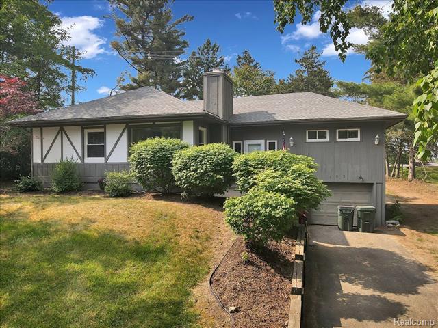 front view picture of 892 Heights Rd, Lake Orion, MI. 48362