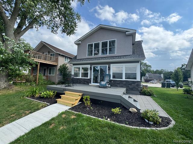 front view picture of 677 King Cir, Lake Orion, MI. 48362