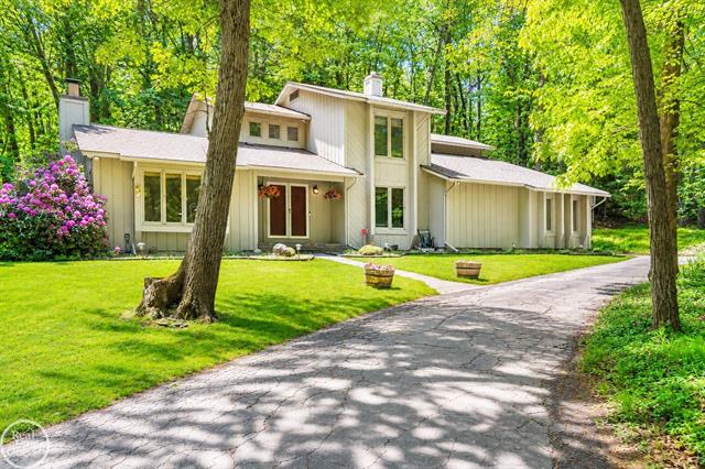 front view picture of 9065 Autumnglo Dr, Clarkston, MI. 48348