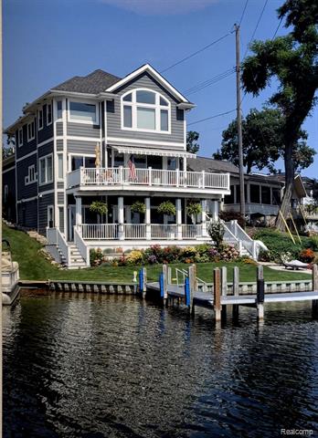 front view picture of 811 Pine Tree Rd W, Lake Orion, MI. 48362
