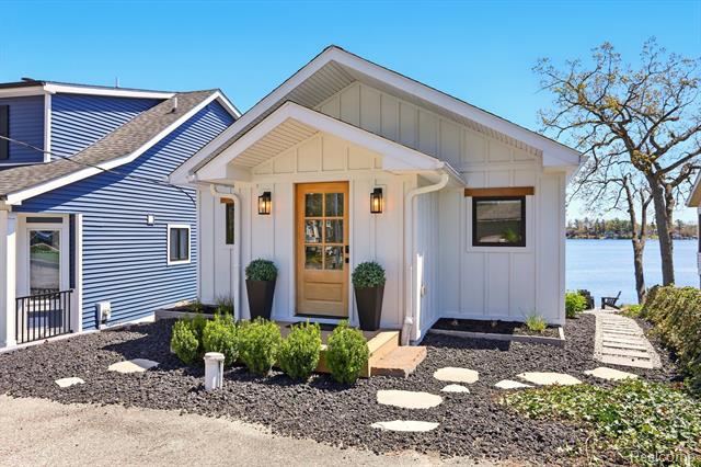 front view picture of 807 Pine Tree Rd W, Lake Orion, MI. 48362