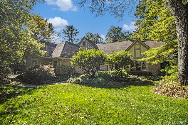 front view picture of 302 Kirksway Ln, Lake Orion, MI. 48362