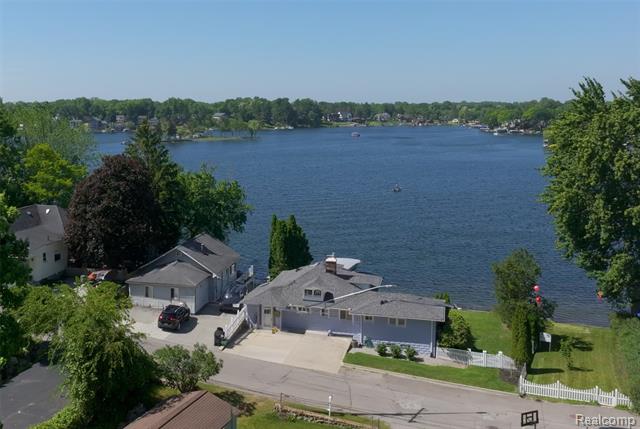 front view picture of 108 Highland Ave, Lake Orion, MI. 48362