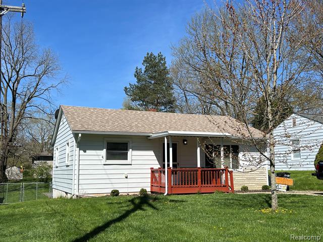 front view picture of 586 Bagley Dr, Lake Orion, MI. 48362
