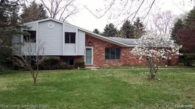 front view picture of 4544 Hillview Shores Dr, Clarkston, MI. 48348