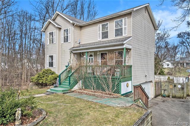 front view picture of 212 W Rose St, Holly, MI. 48442