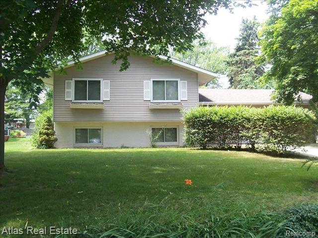front view picture of 552 Bagley Dr, Lake Orion, MI. 48362