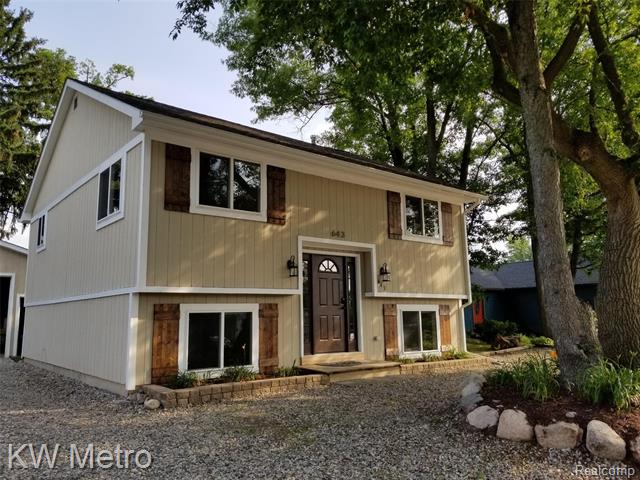 front view picture of 643 Detroit Ave, Lake Orion, MI. 48362