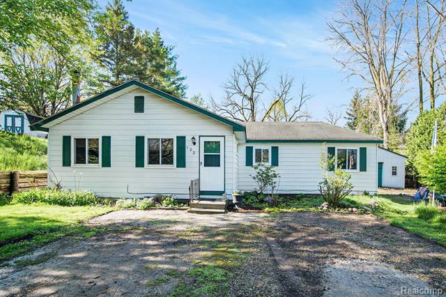 front view picture of 102 Franklin St, Holly, MI. 48442