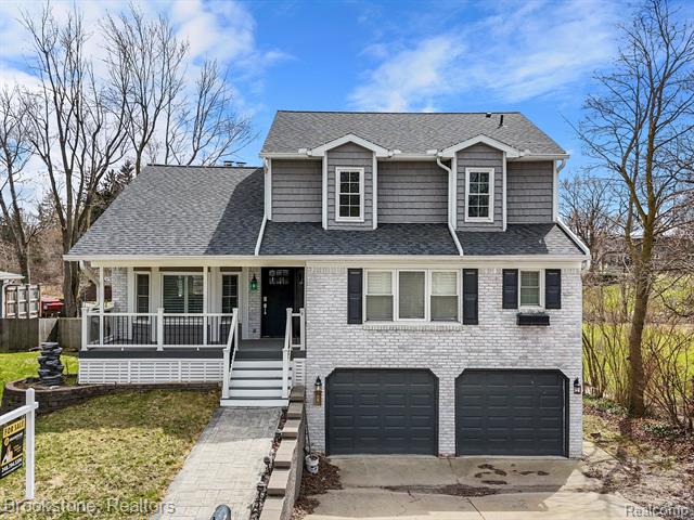 front view picture of 576 E Flint St, Lake Orion, MI. 48362