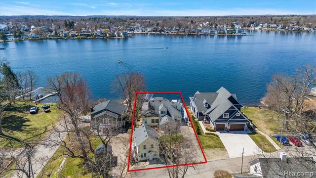 front view picture of 16 North Shore Dr Apt 1, Lake Orion, MI. 48362