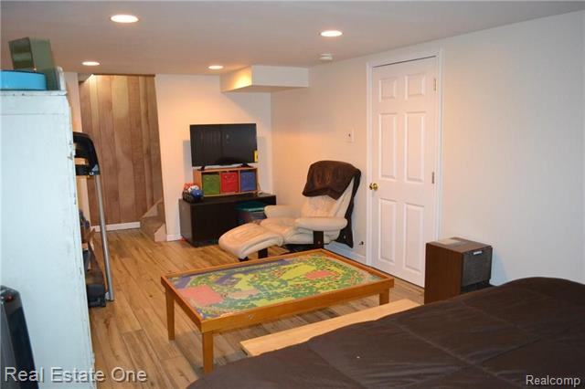 front view picture of 400 E Flint St, Lake Orion, MI. 48362