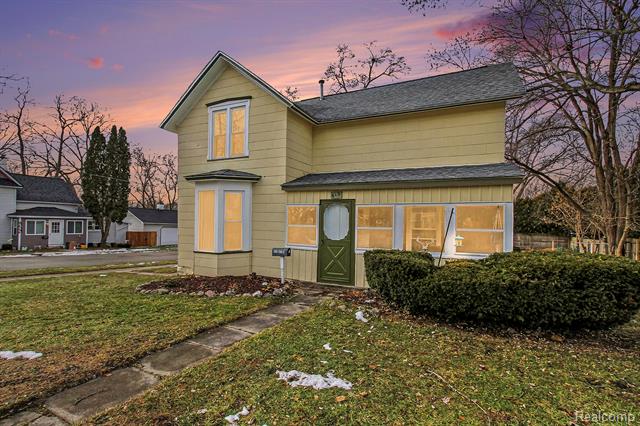 front view picture of 512 S Broad St, Holly, MI. 48442