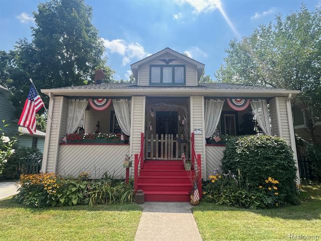 front view picture of 216 E Flint St, Lake Orion, MI. 48362