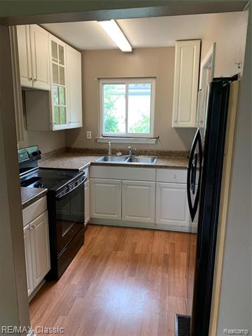 front view picture of 300 Center St, Holly, MI. 48442