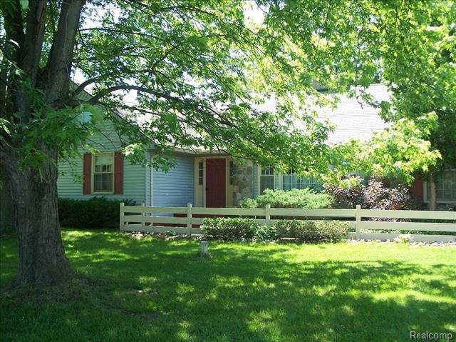 front view picture of 10143 Whipple Tree Ln, Clarkston, MI. 48348